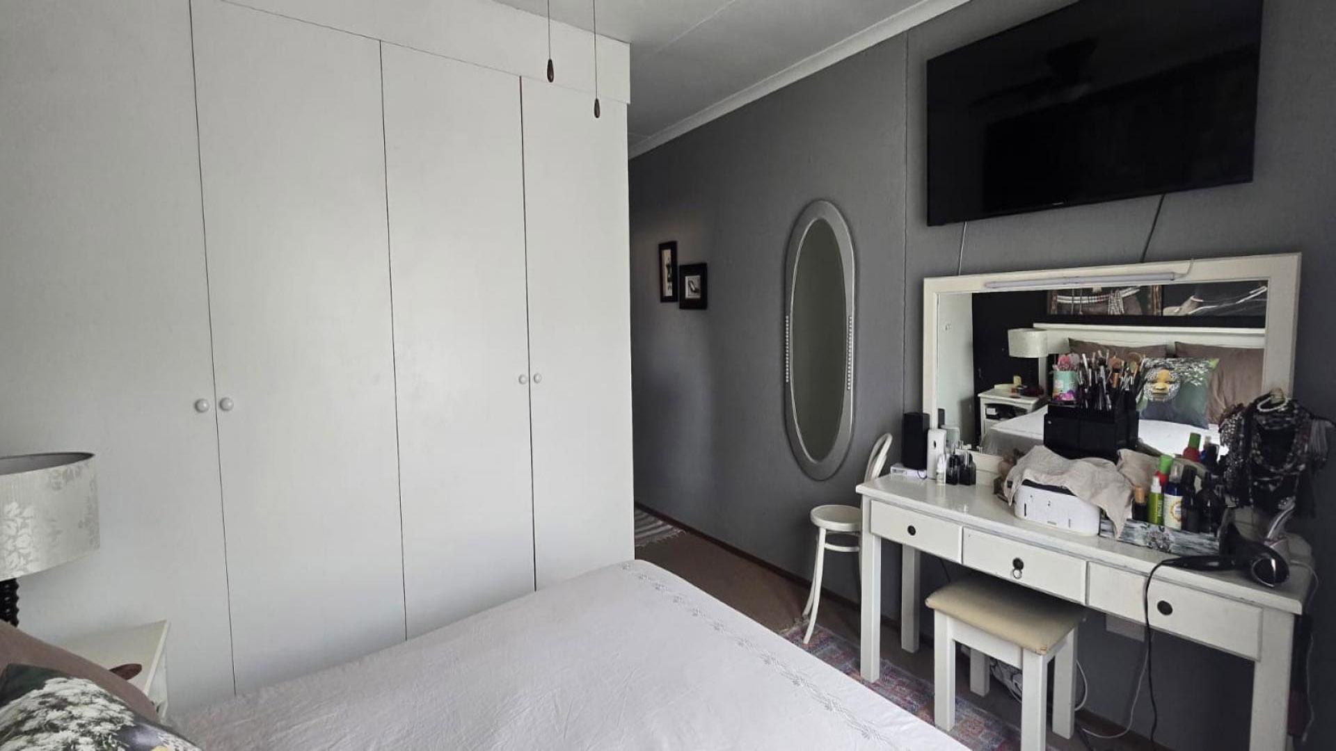 Bed Room 1 of property in Glen Marais