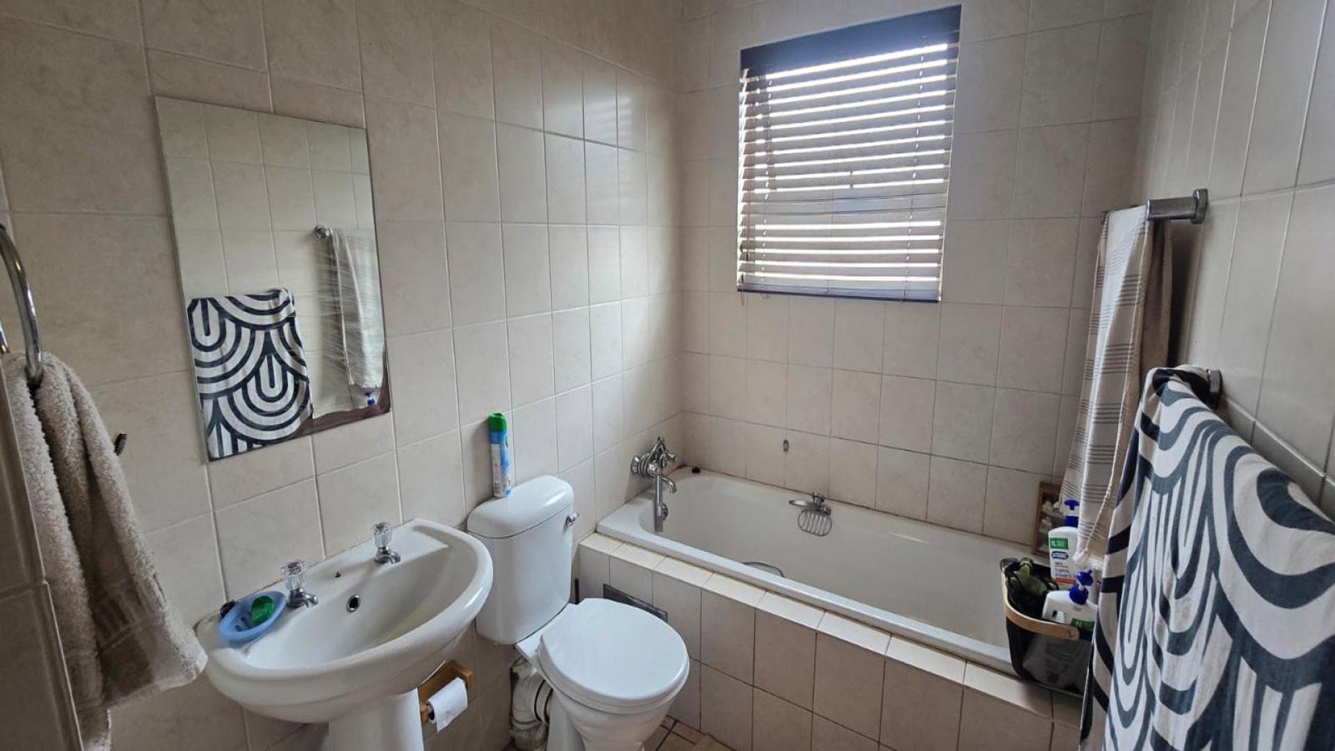 Bathroom 1 of property in Glen Marais