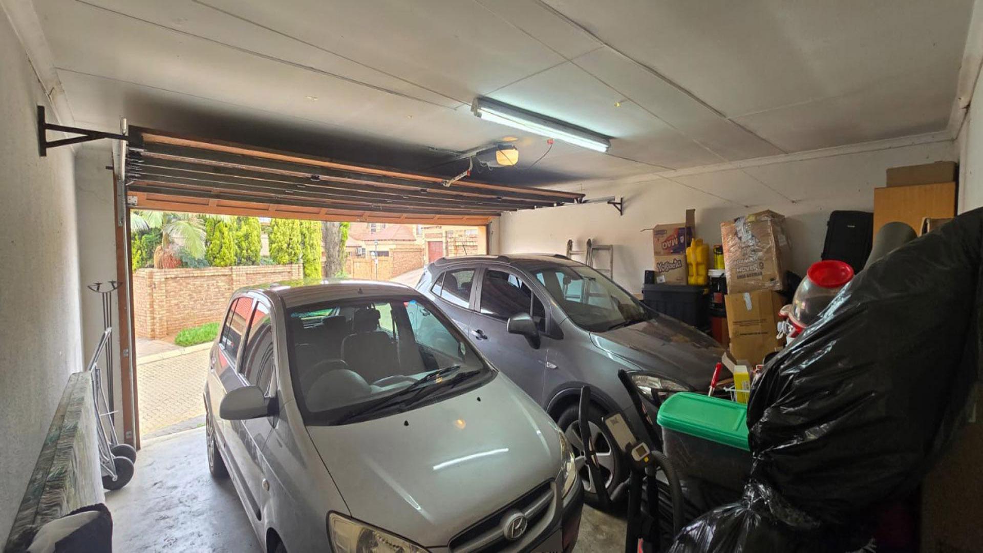 Garage of property in Glen Marais