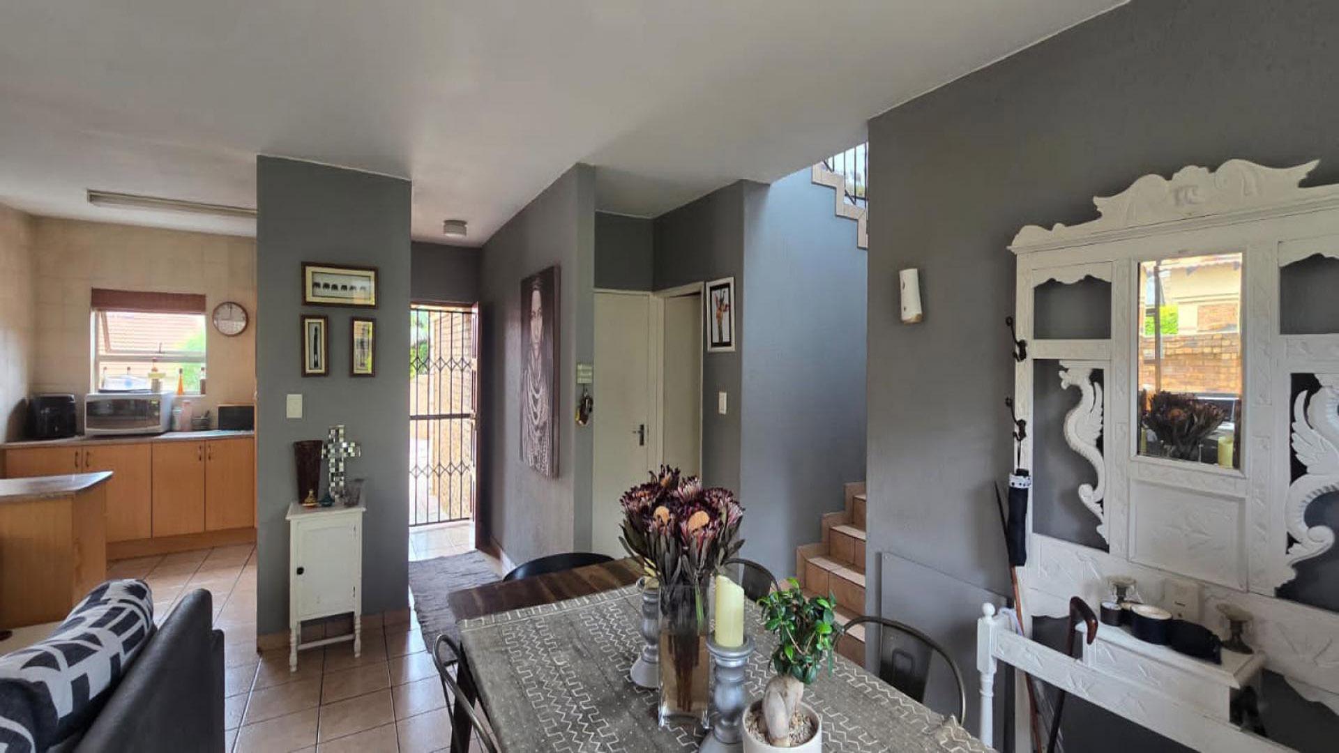 Dining Room of property in Glen Marais