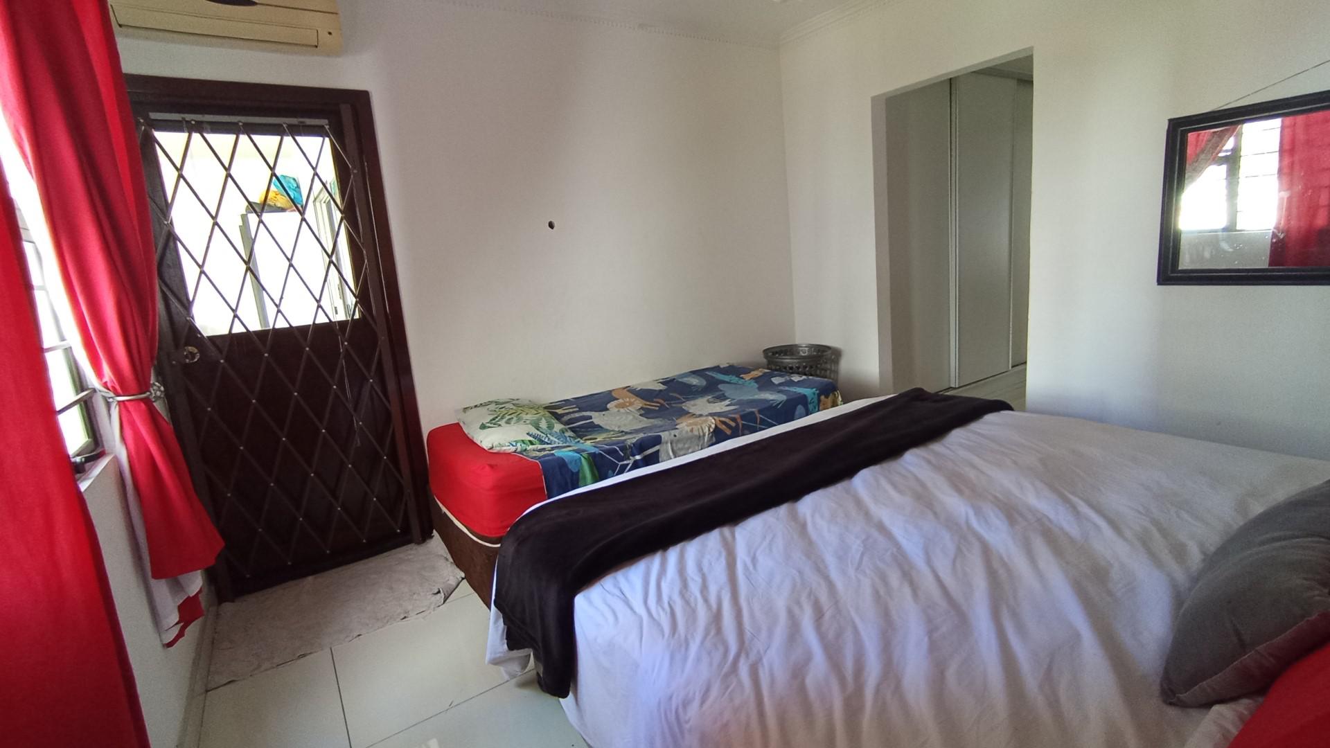 Bed Room 1 - 21 square meters of property in Musgrave