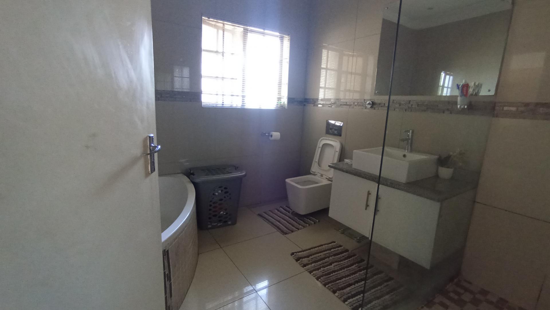 Bathroom 1 - 8 square meters of property in Scottsville PMB