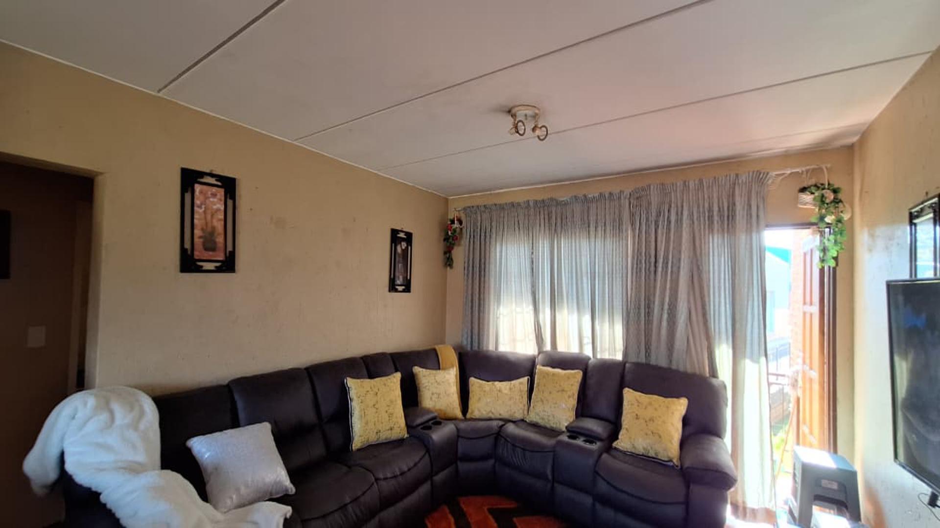 Lounges - 18 square meters of property in Chloorkop