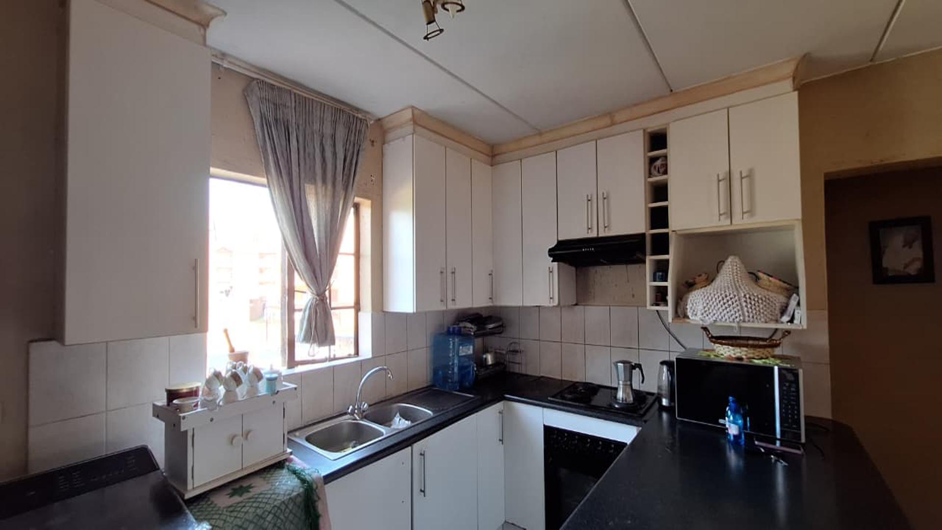 Kitchen - 10 square meters of property in Chloorkop