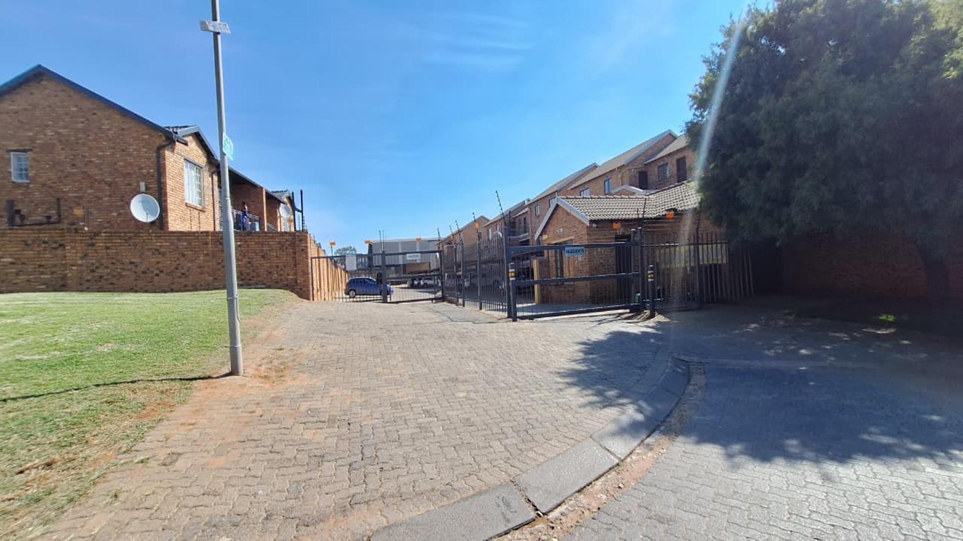 Front View of property in Chloorkop