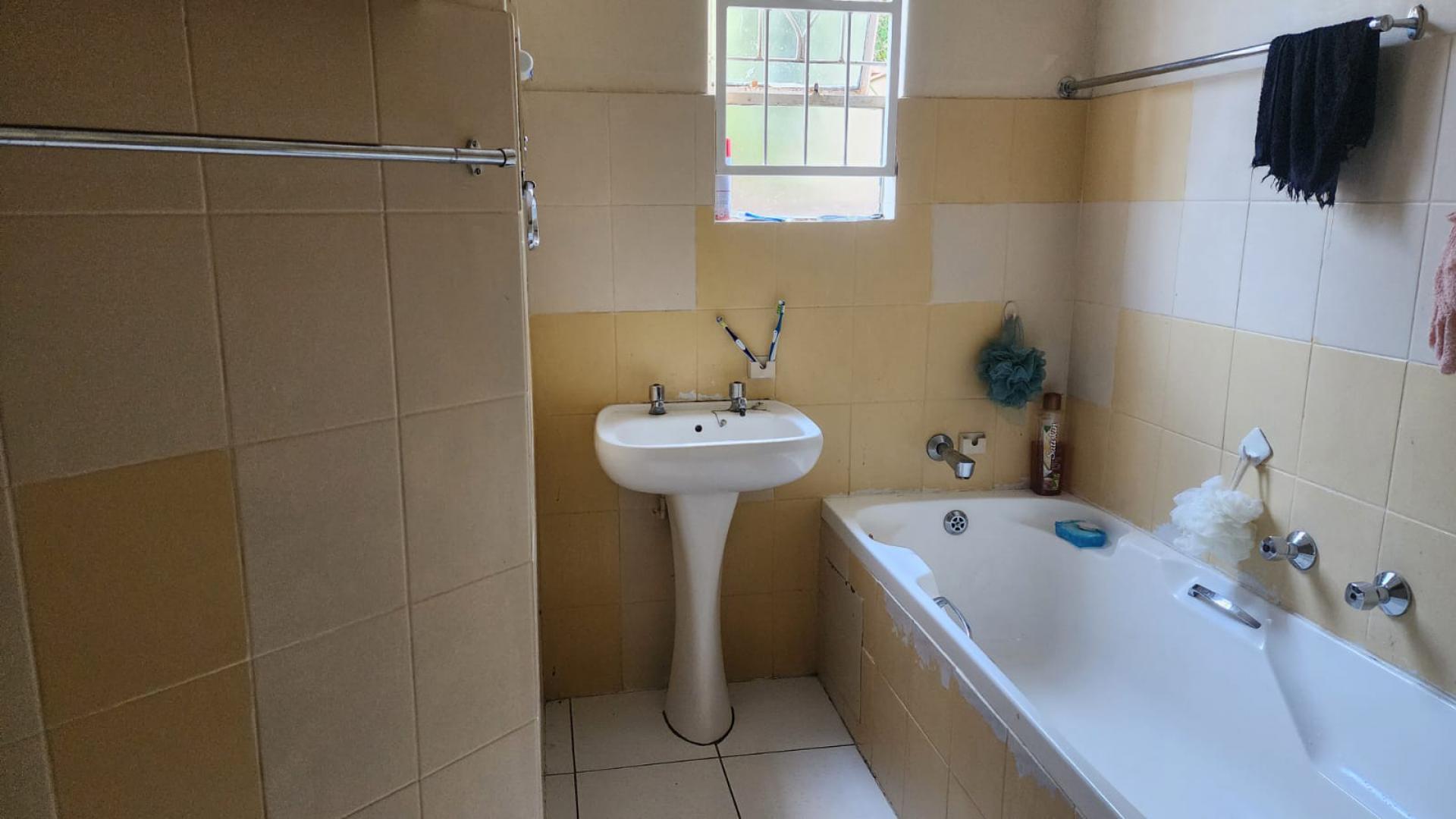 Bathroom 1 of property in Safarituine