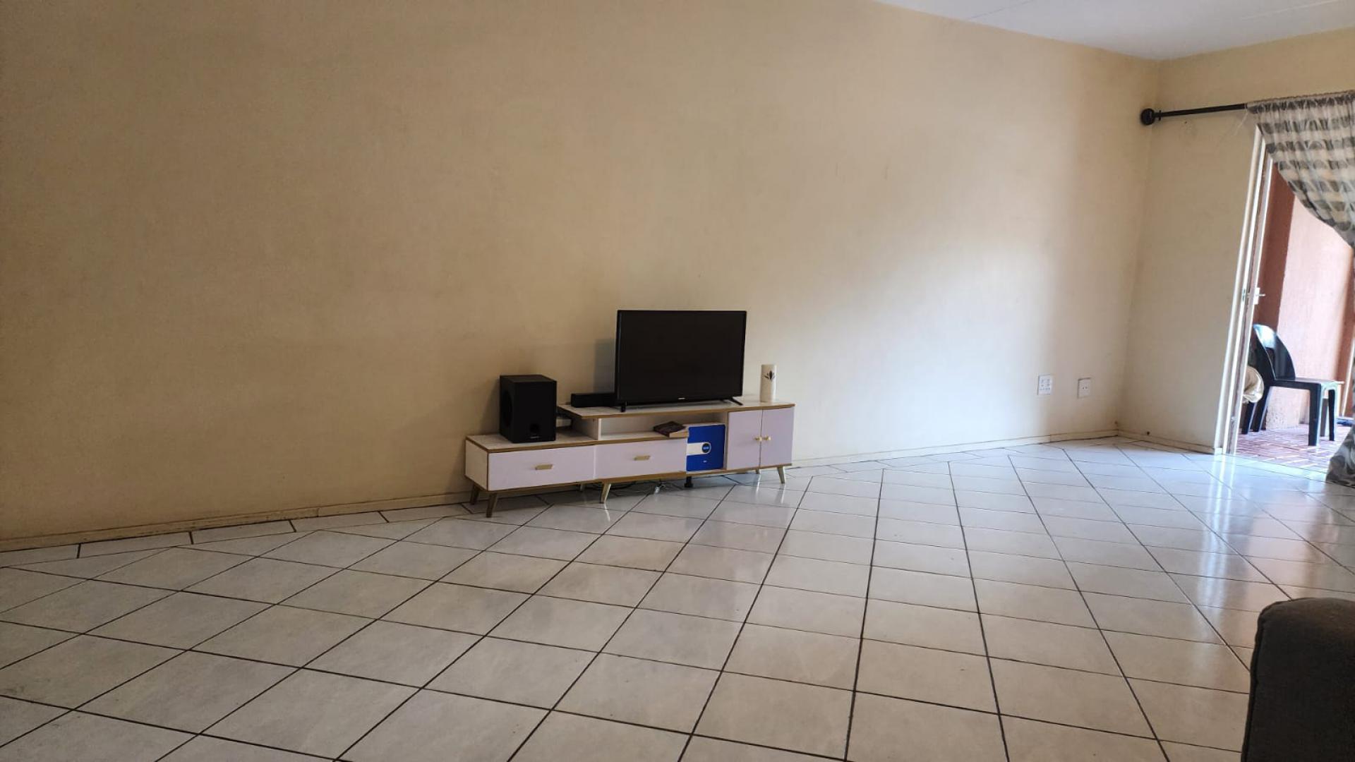 Lounges of property in Safarituine