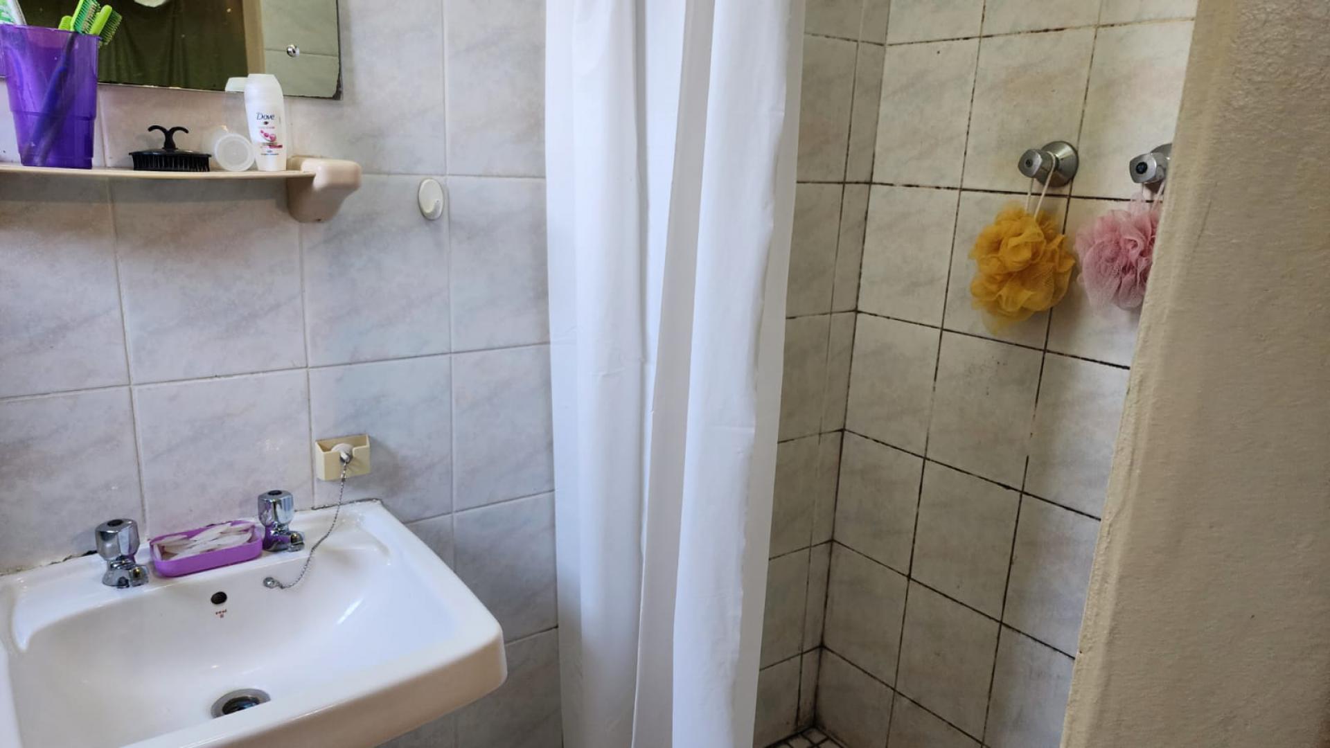 Bathroom 1 of property in Safarituine