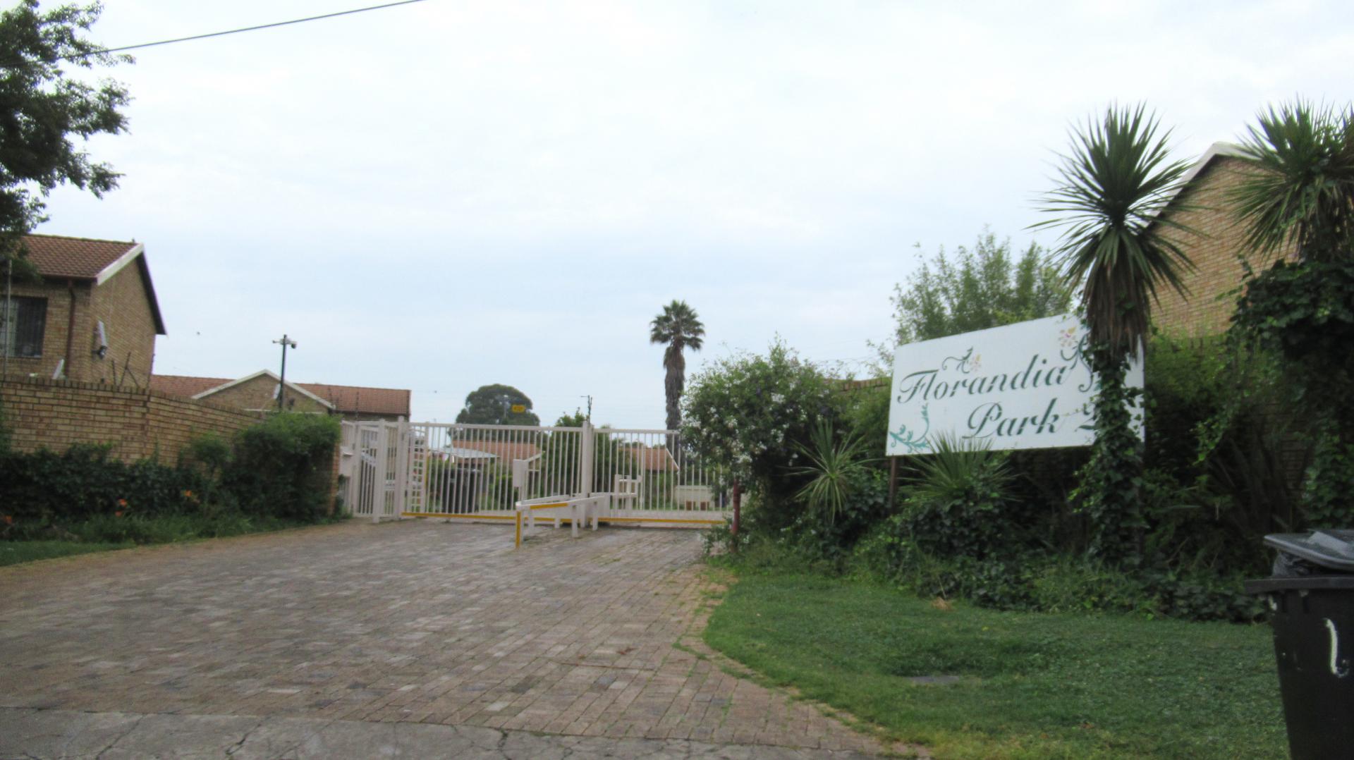 Front View of property in Florida Lake