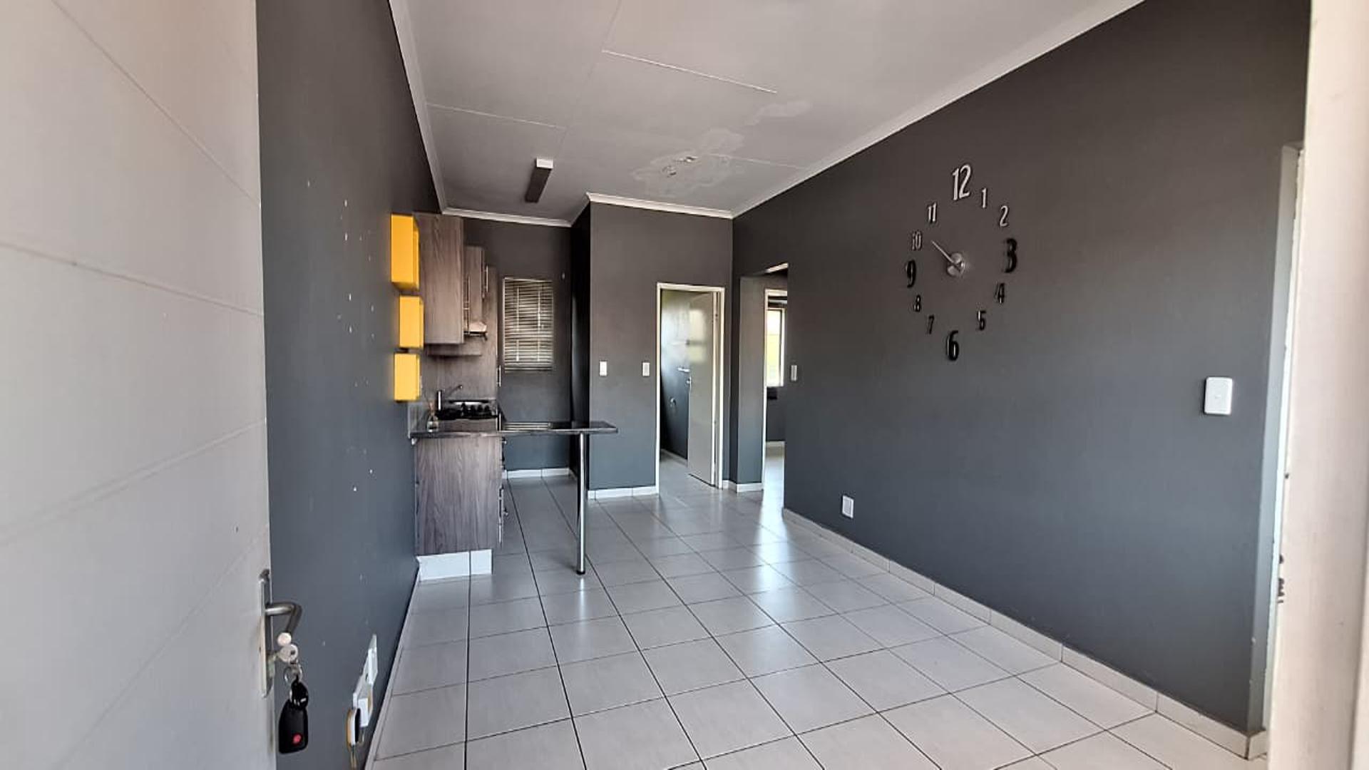 Lounges - 19 square meters of property in Cloverdene