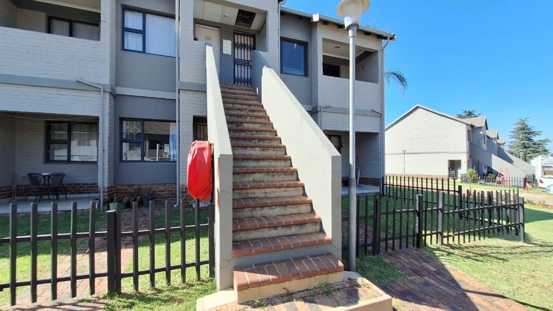 Front View of property in Cloverdene