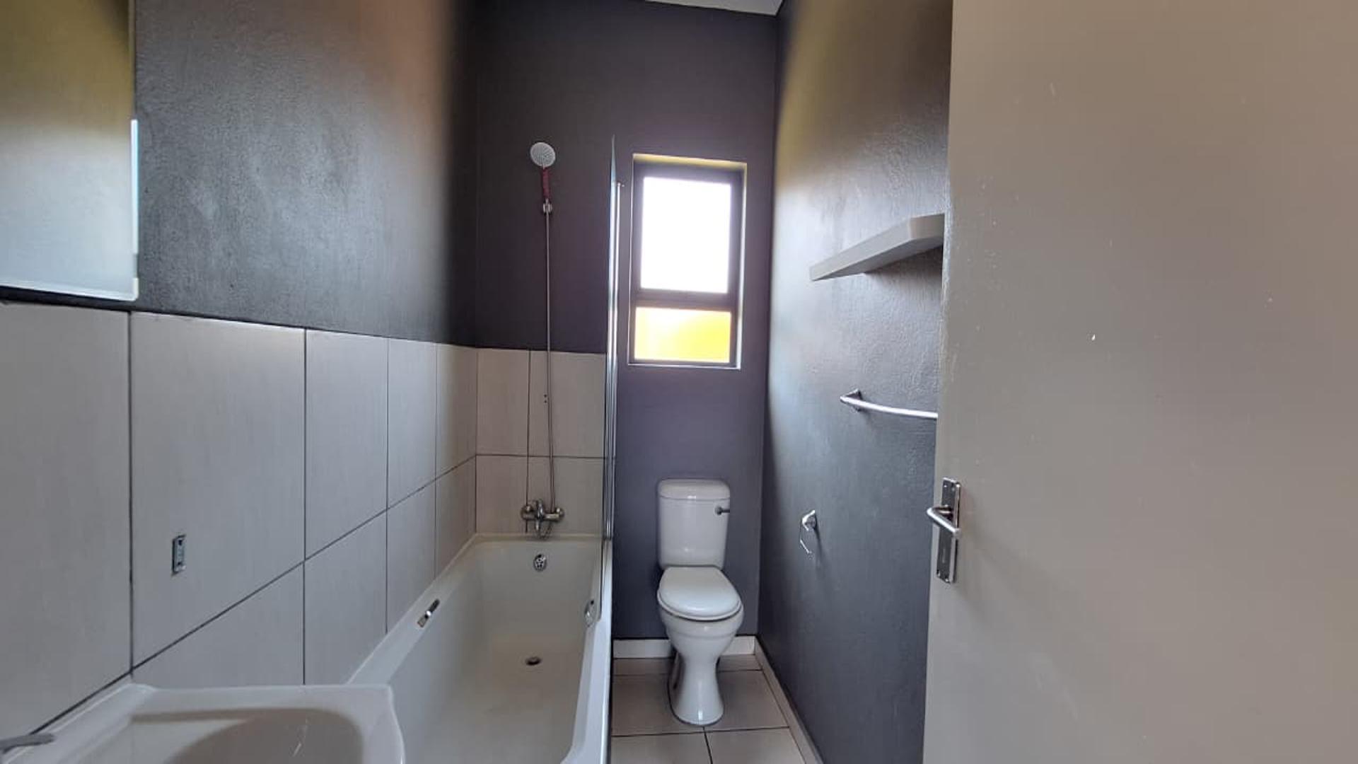 Bathroom 1 - 5 square meters of property in Cloverdene