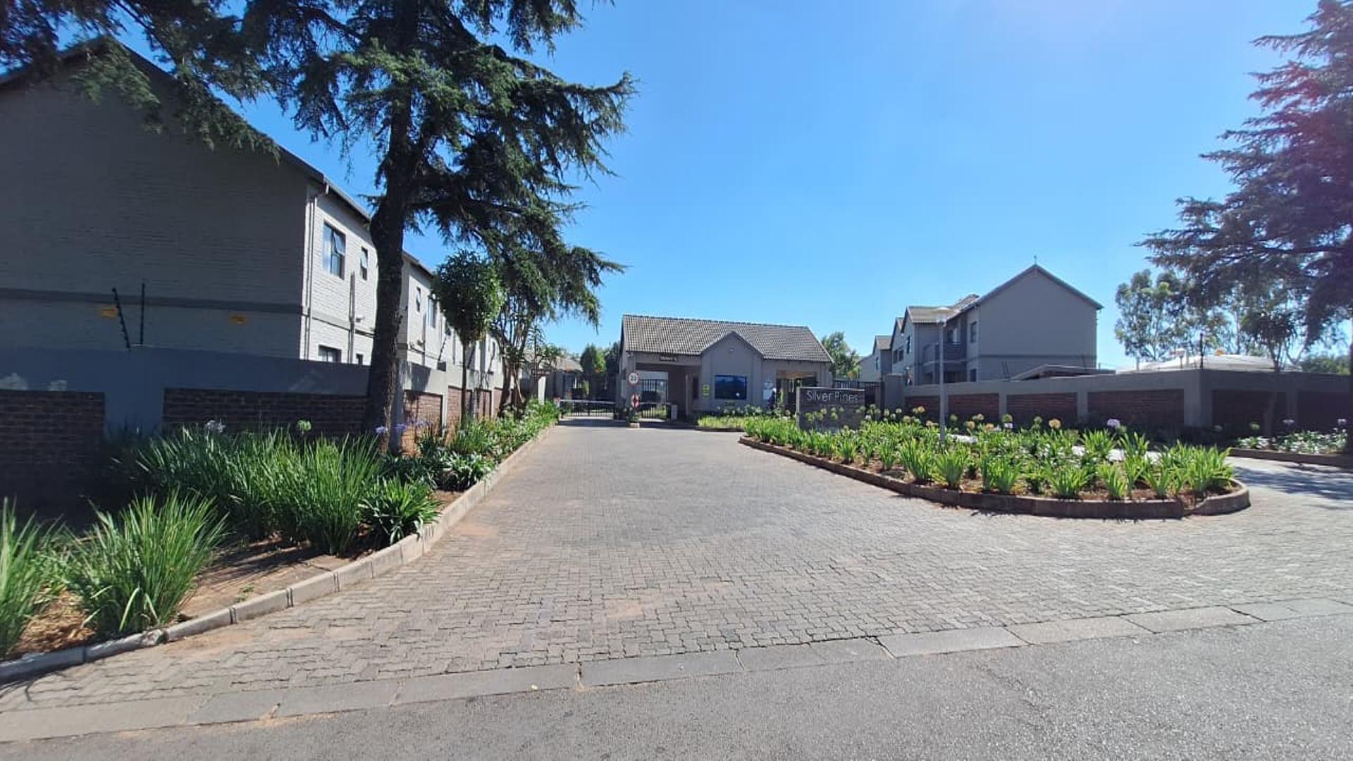 Front View of property in Cloverdene