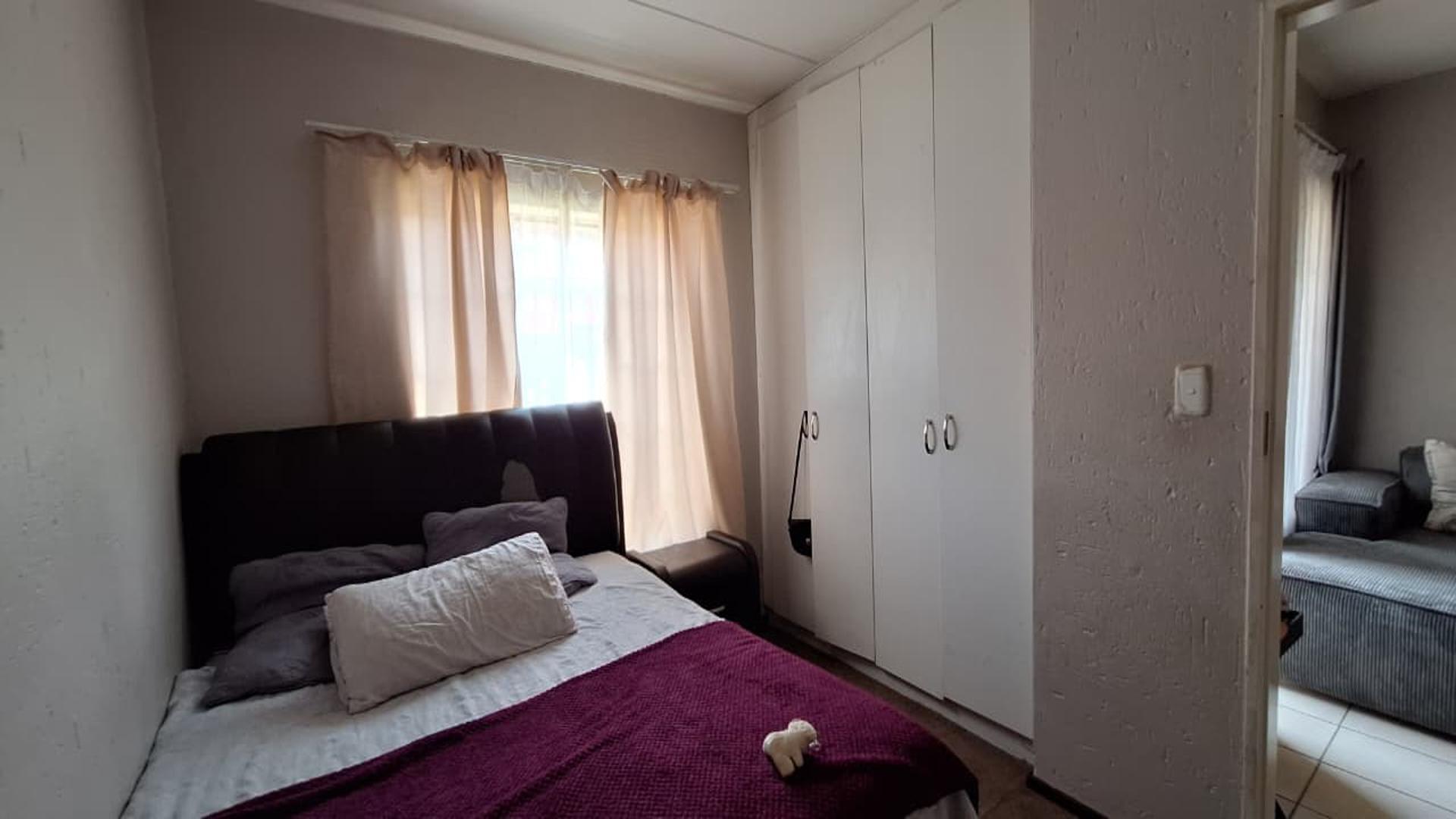 Main Bedroom - 8 square meters of property in Comet
