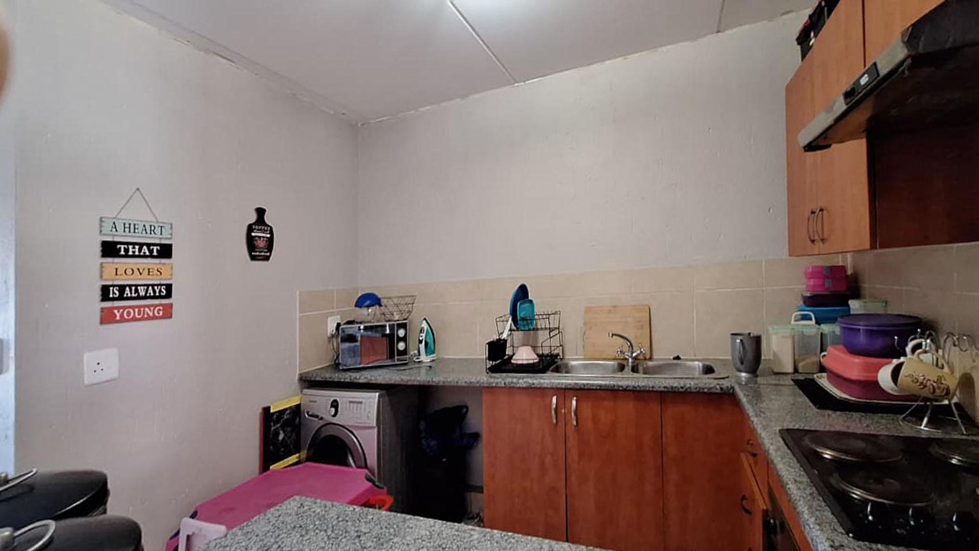 Kitchen - 11 square meters of property in Comet