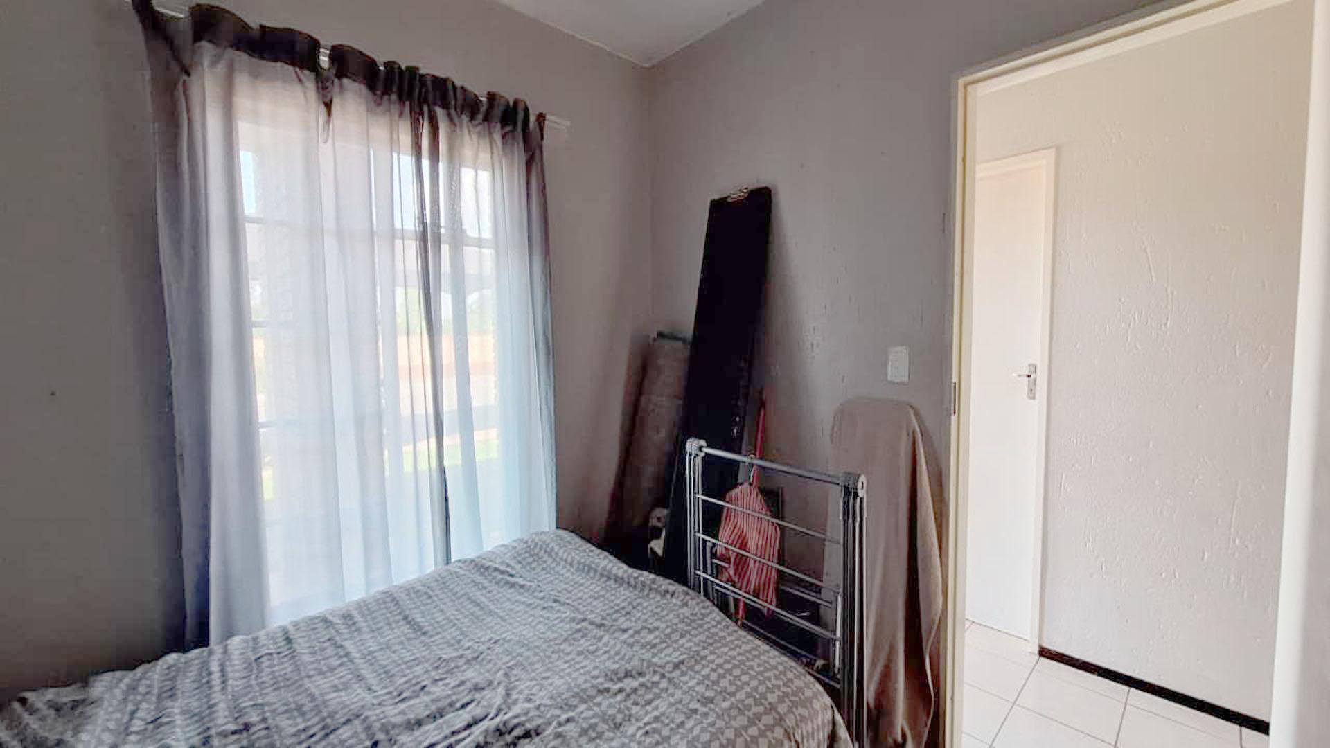 Bed Room 1 - 10 square meters of property in Comet