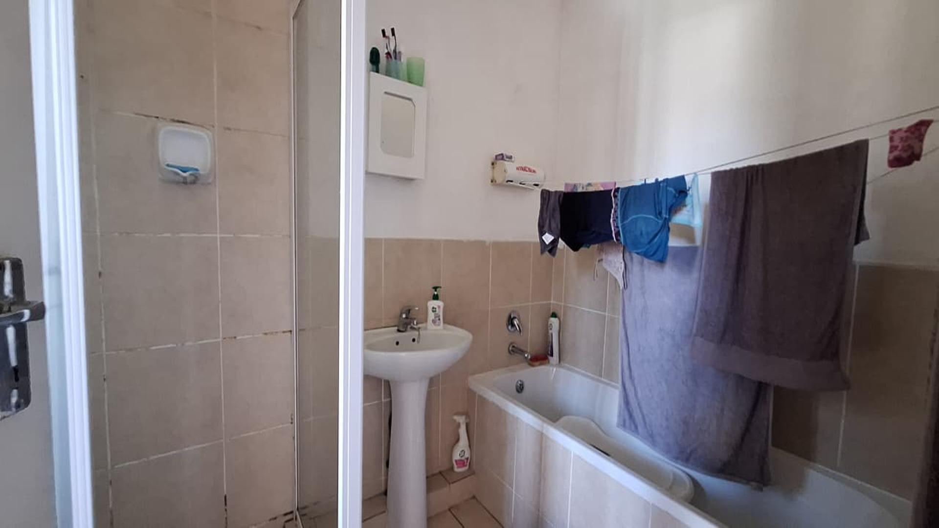 Bathroom 1 - 7 square meters of property in Comet
