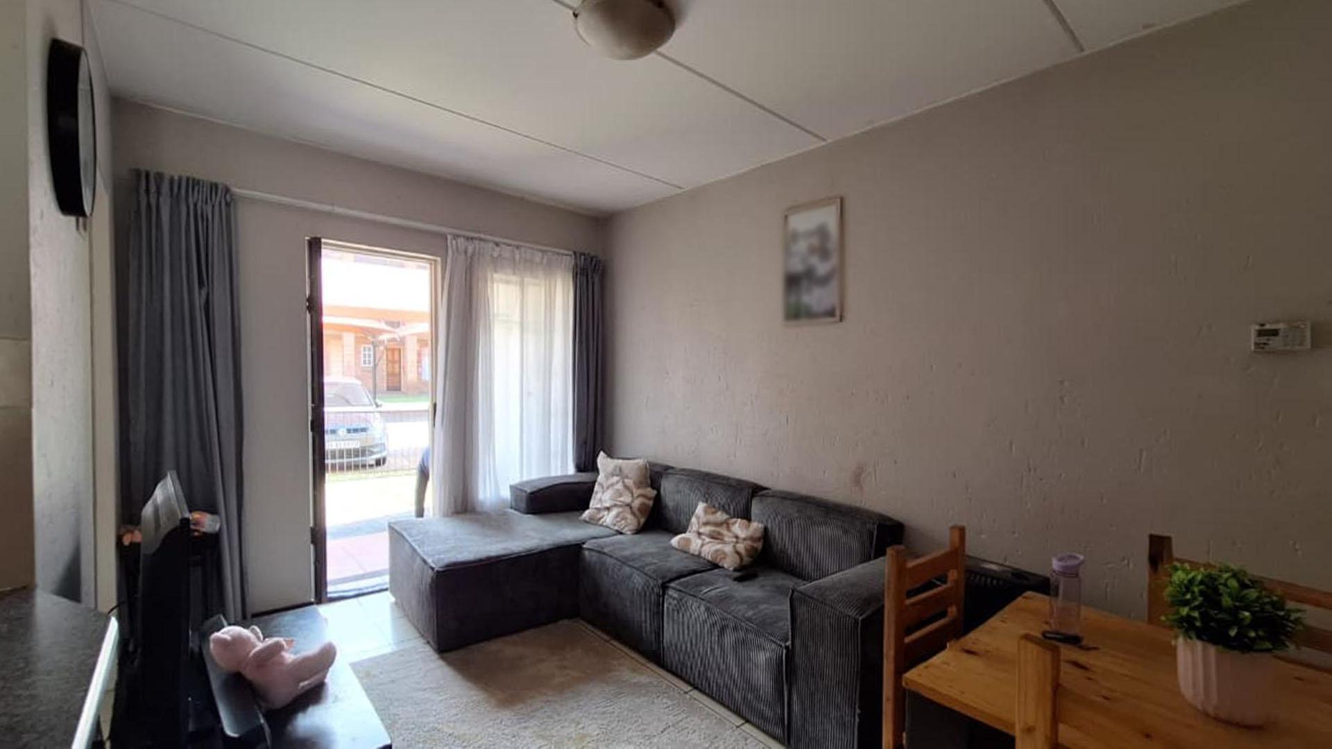 Lounges - 17 square meters of property in Comet