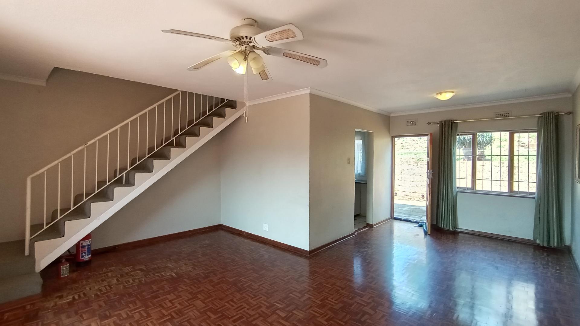 Lounges - 26 square meters of property in Queensburgh