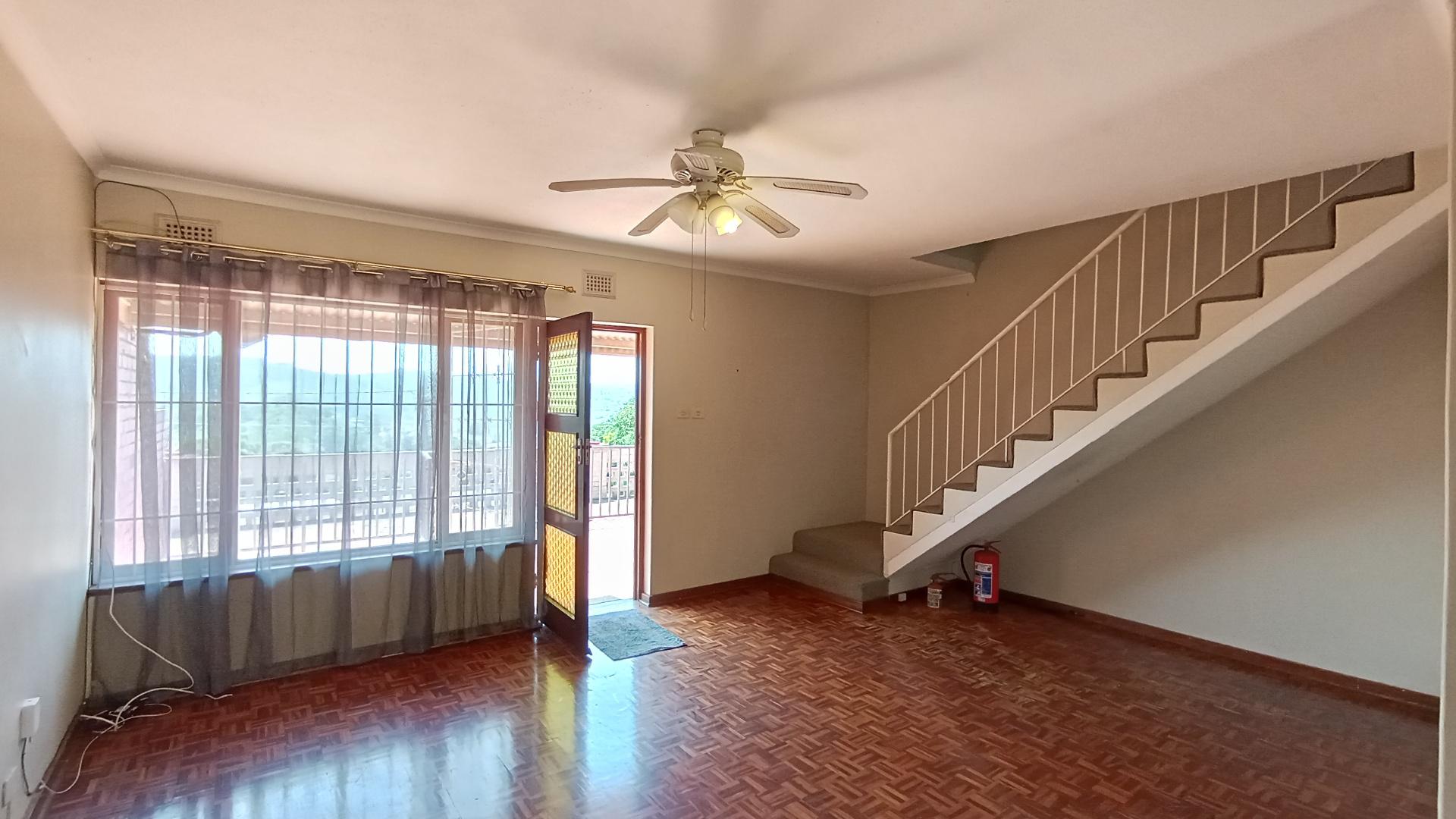 Lounges - 26 square meters of property in Queensburgh