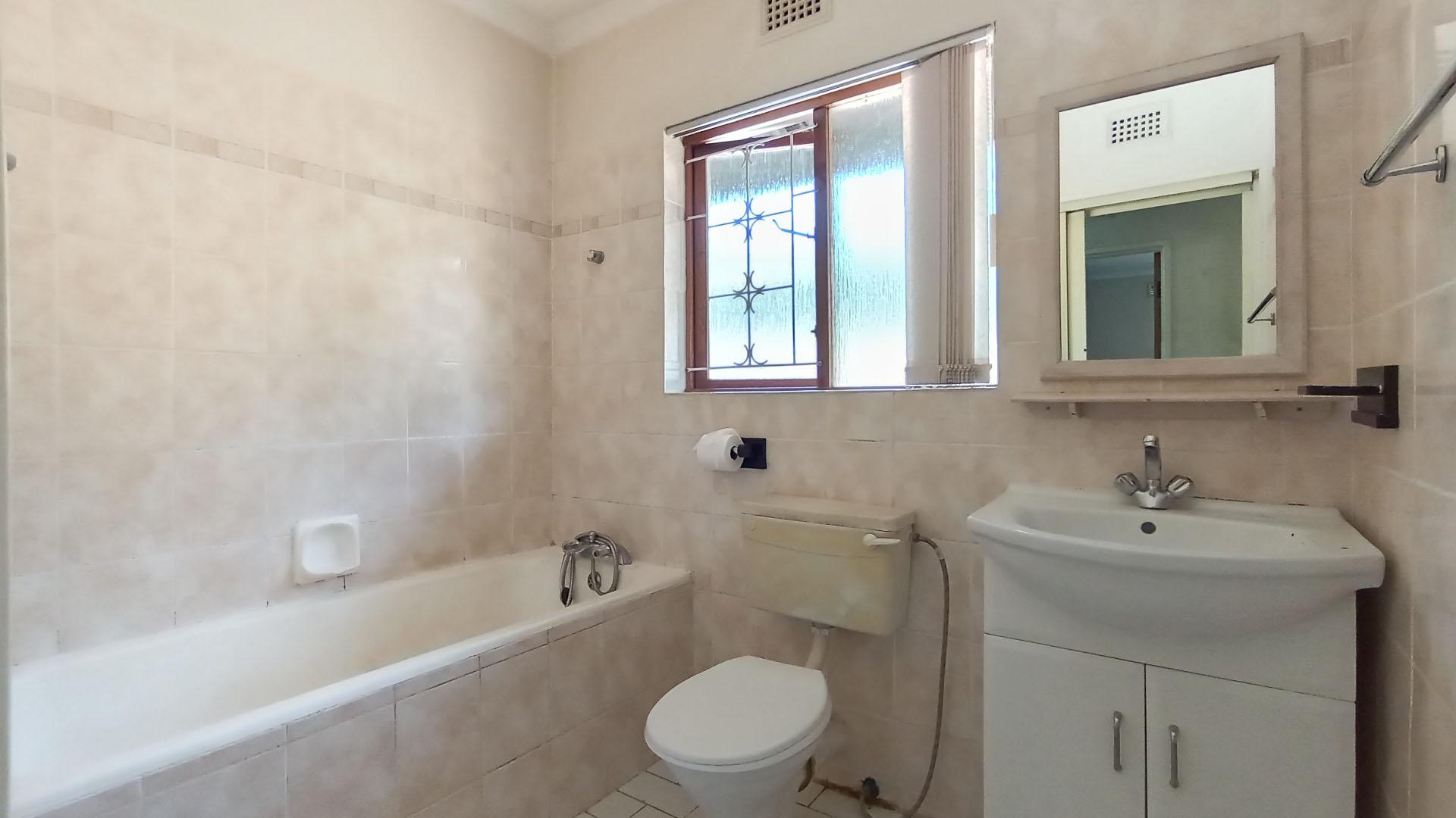 Bathroom 1 - 5 square meters of property in Queensburgh