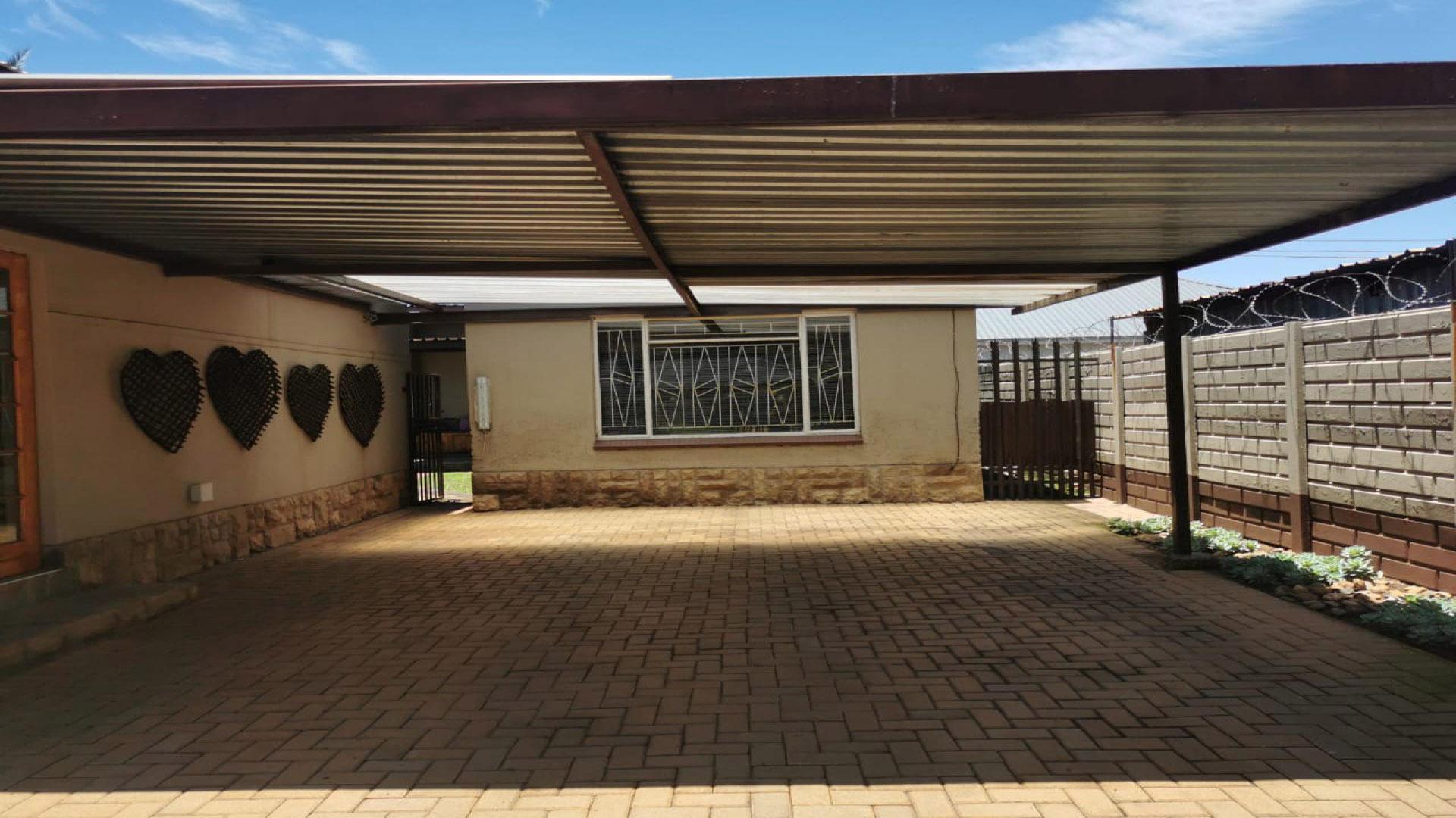 Carport  of property in Delmas