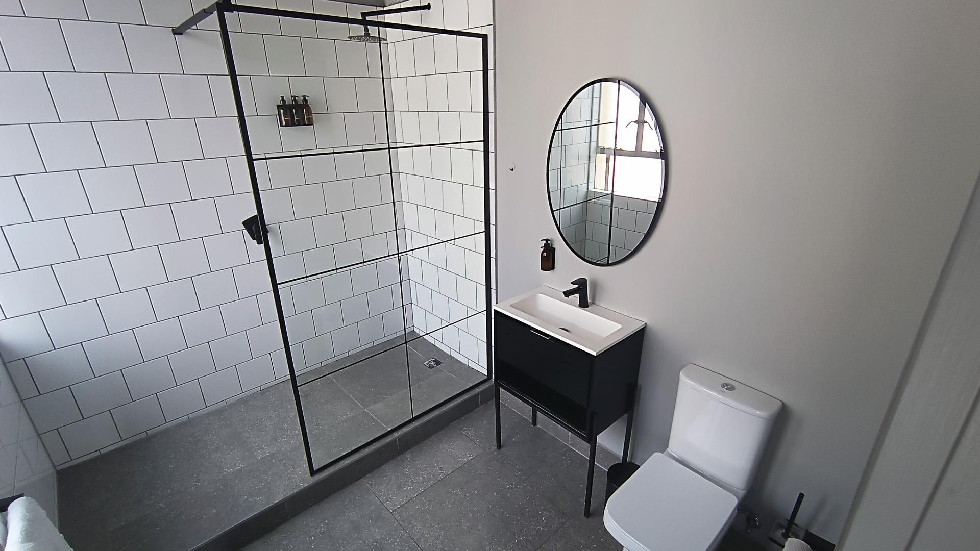 Bathroom 1 - 8 square meters of property in Cape Town Centre