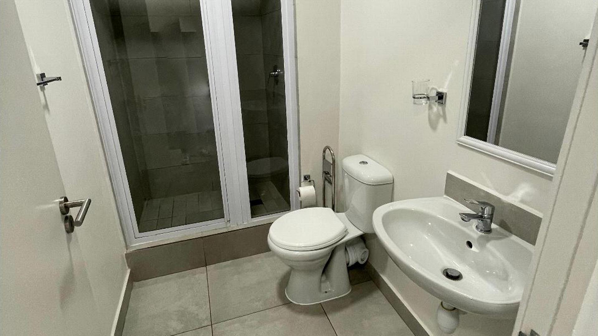 Bathroom 1 of property in Hayfields