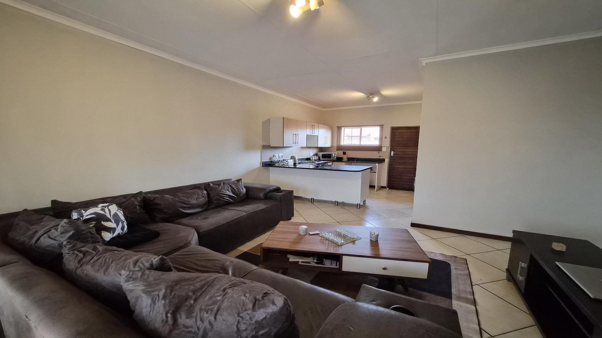Lounges of property in Mooikloof Ridge