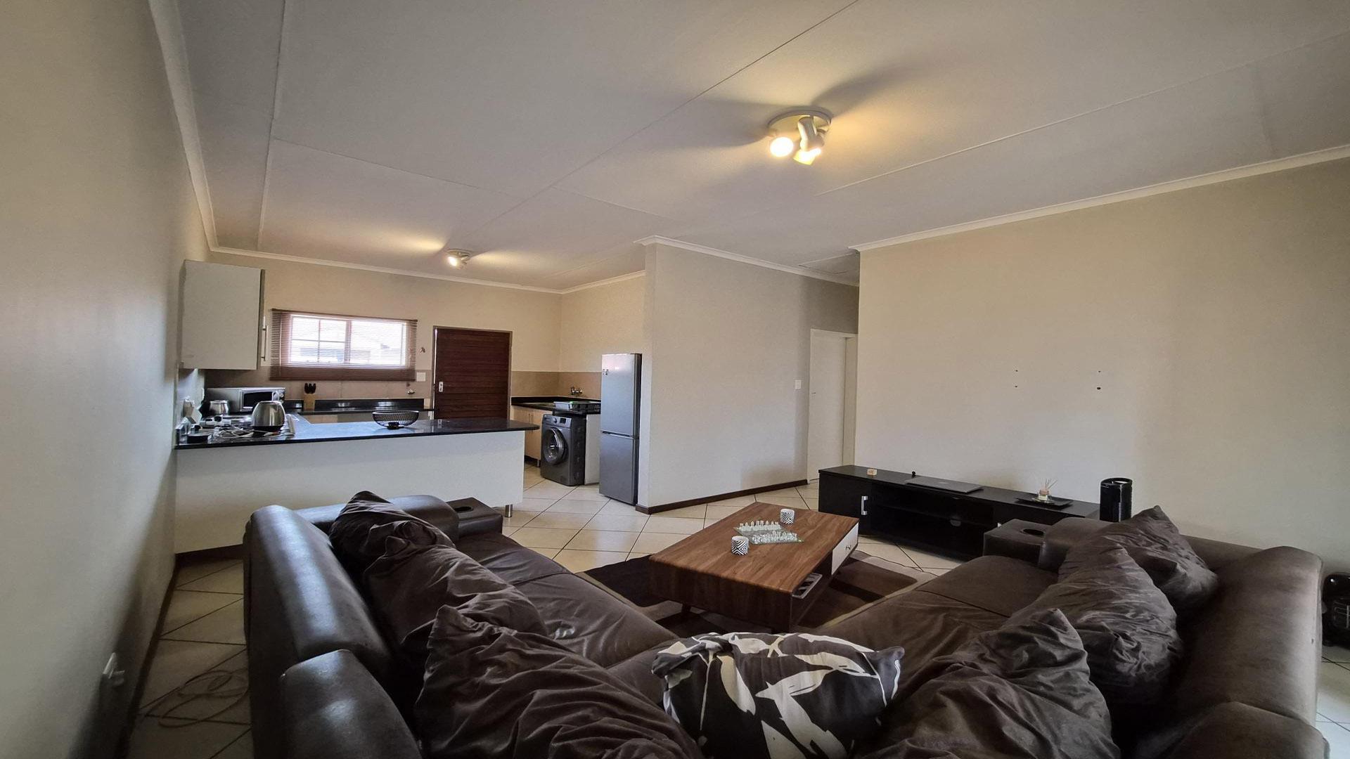 Lounges of property in Mooikloof Ridge