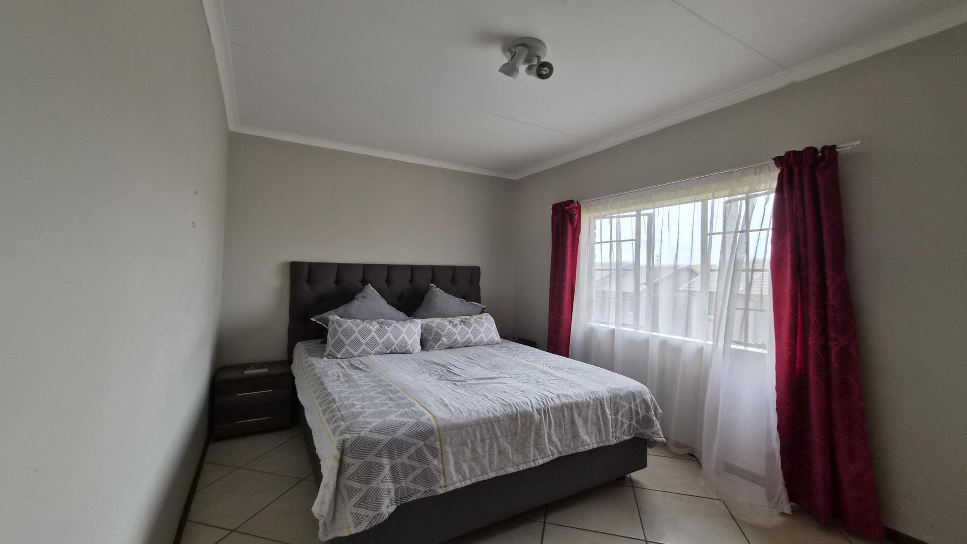 Bed Room 1 of property in Mooikloof Ridge