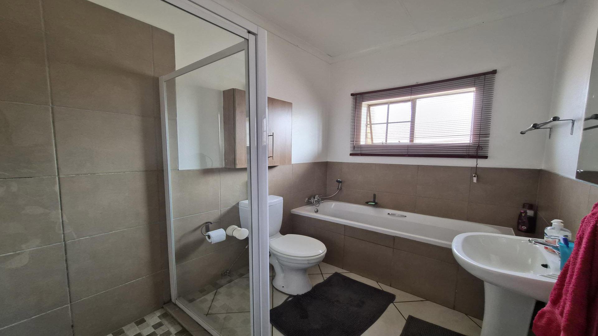 Bathroom 1 of property in Mooikloof Ridge