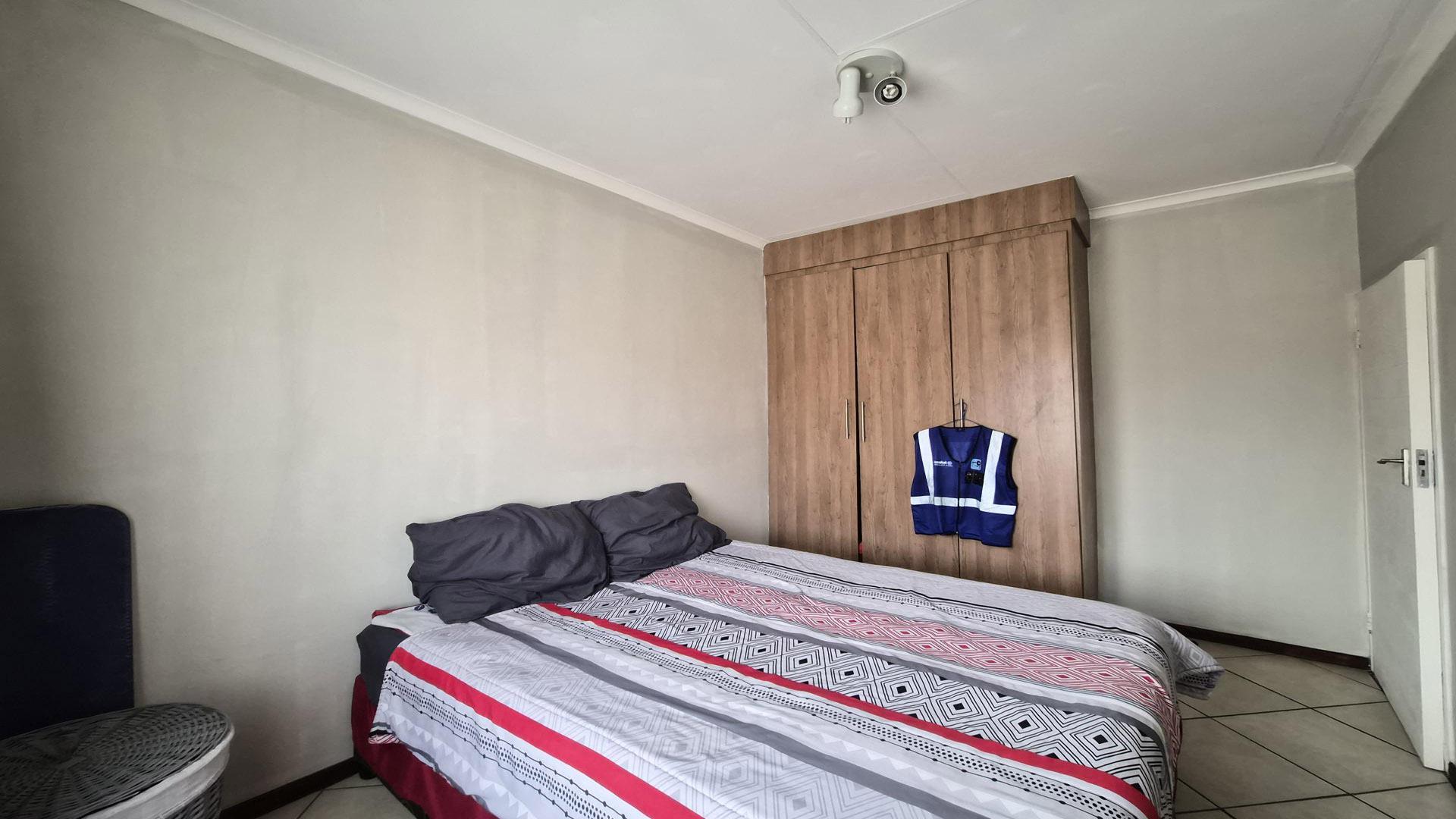 Bed Room 2 of property in Mooikloof Ridge