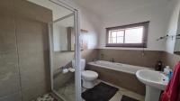 Bathroom 1 of property in Mooikloof Ridge