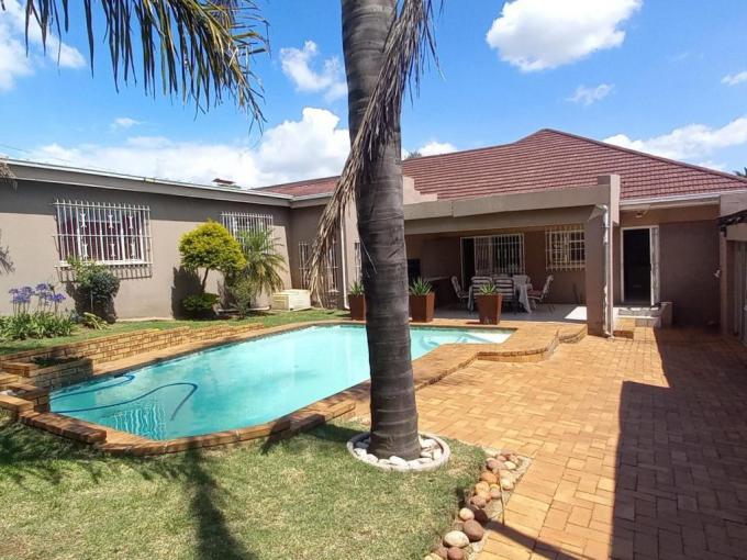 4 Bedroom House for Sale For Sale in Linmeyer - MR704194