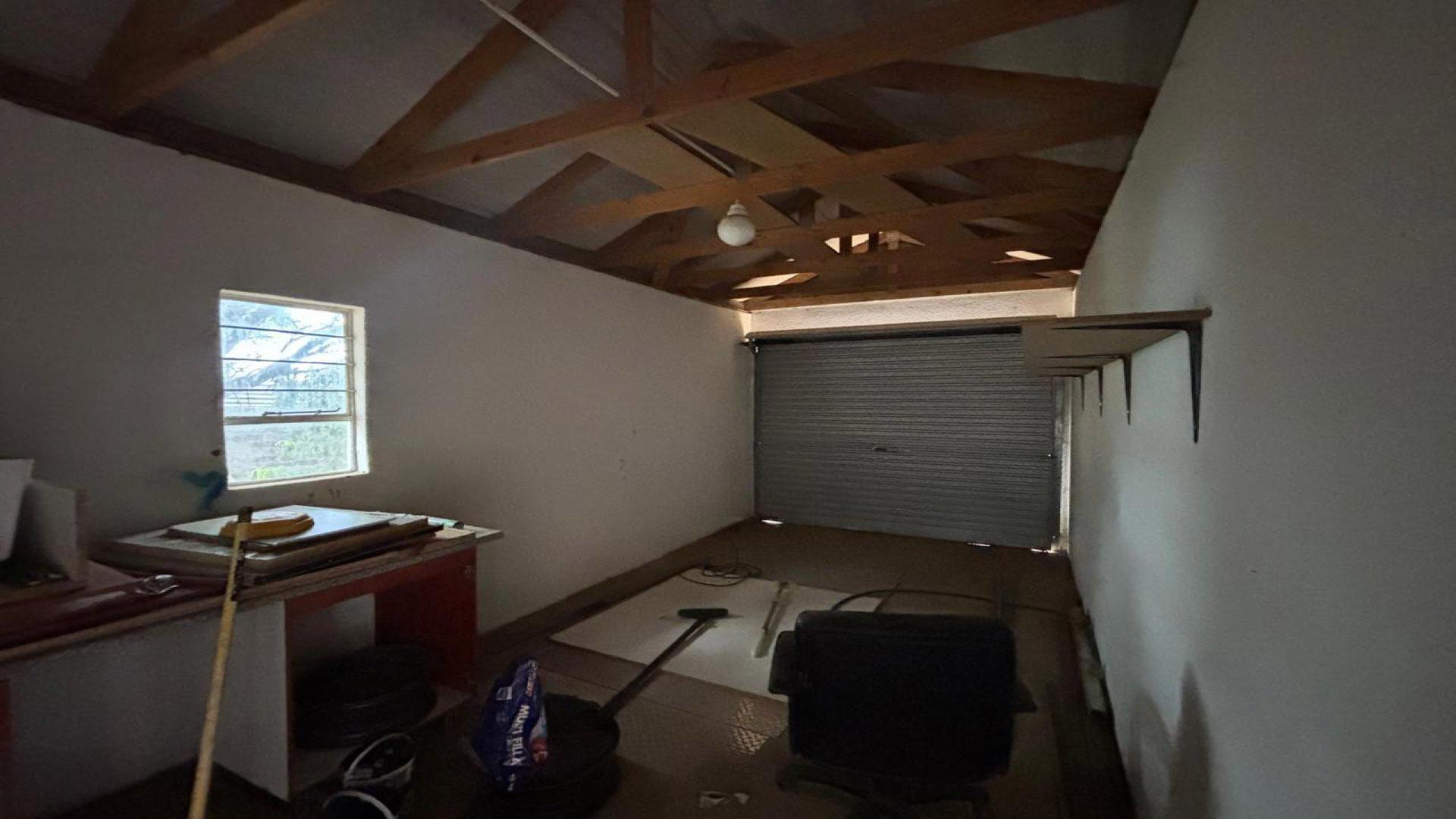 Garage of property in Roodepan