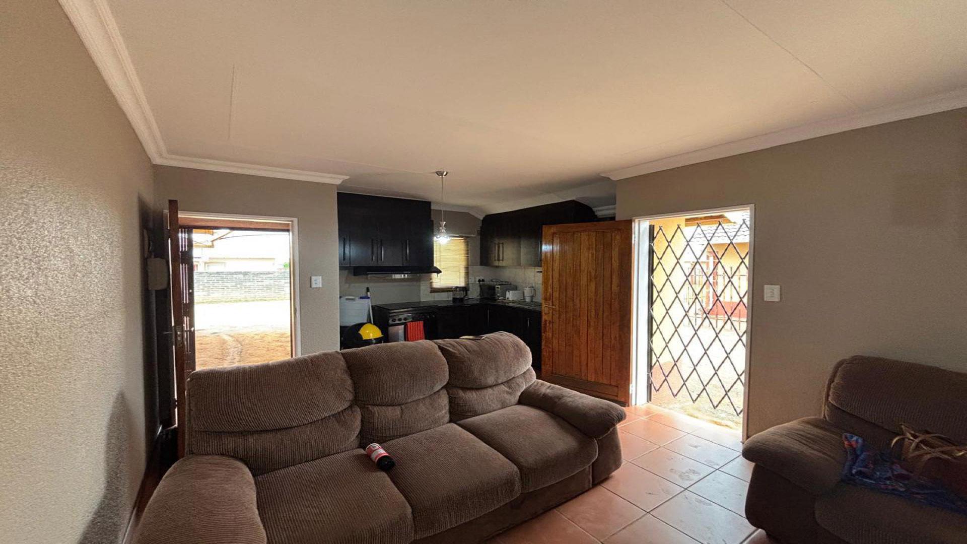 Lounges of property in Roodepan