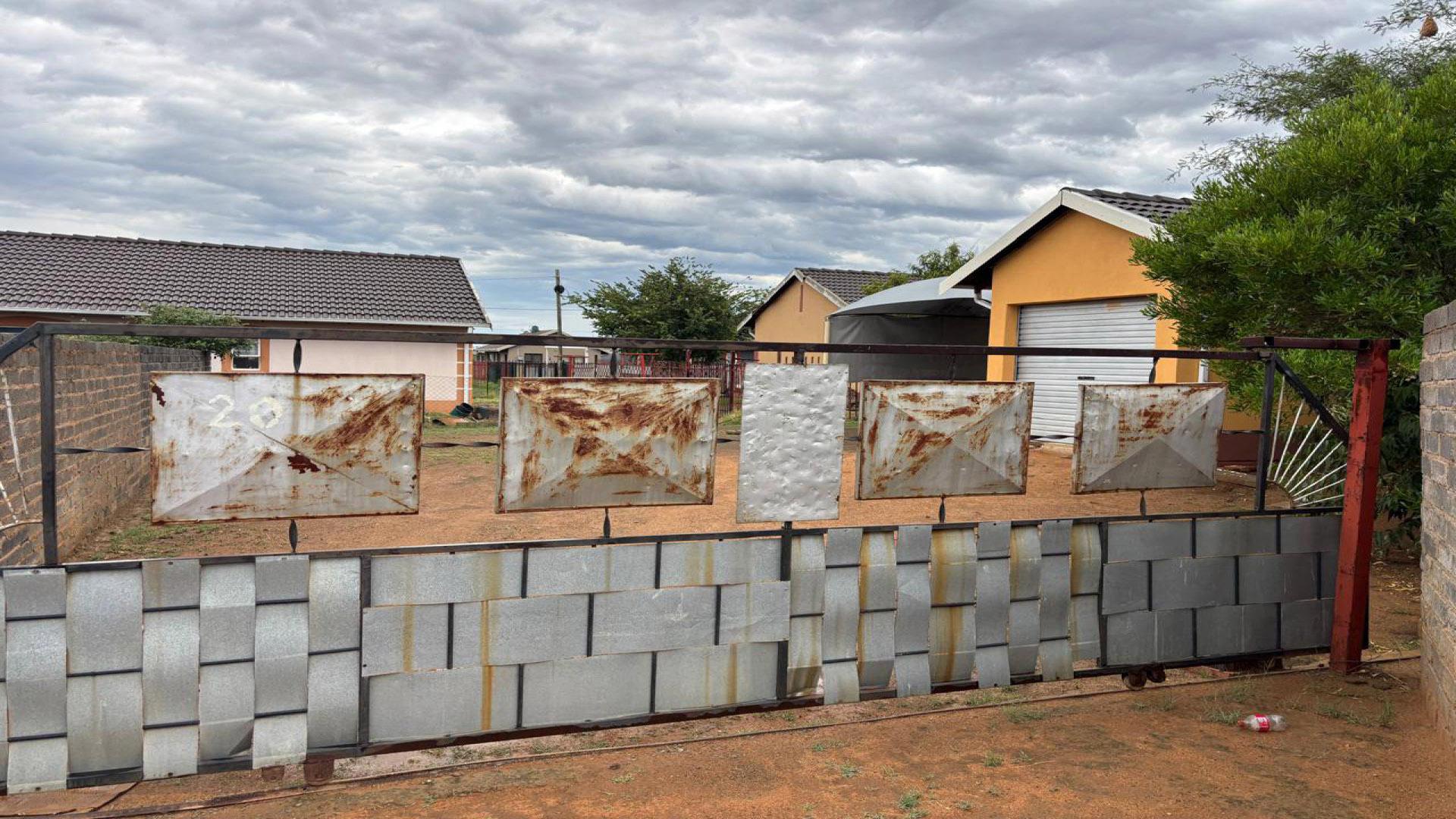 Front View of property in Roodepan