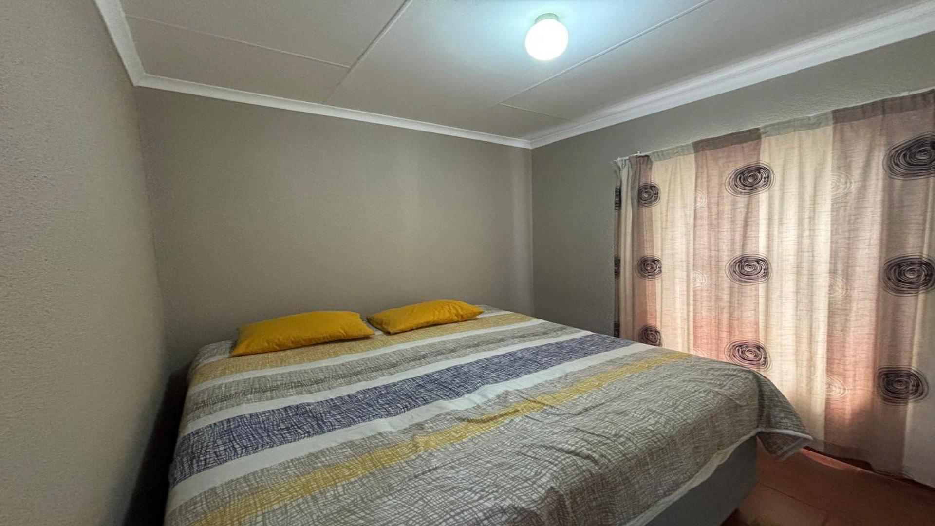 Bed Room 1 of property in Roodepan