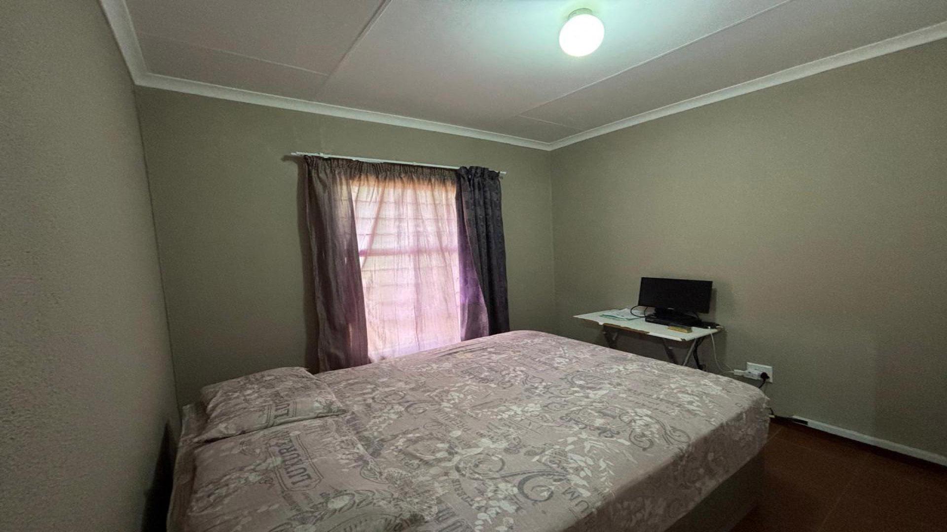 Bed Room 2 of property in Roodepan