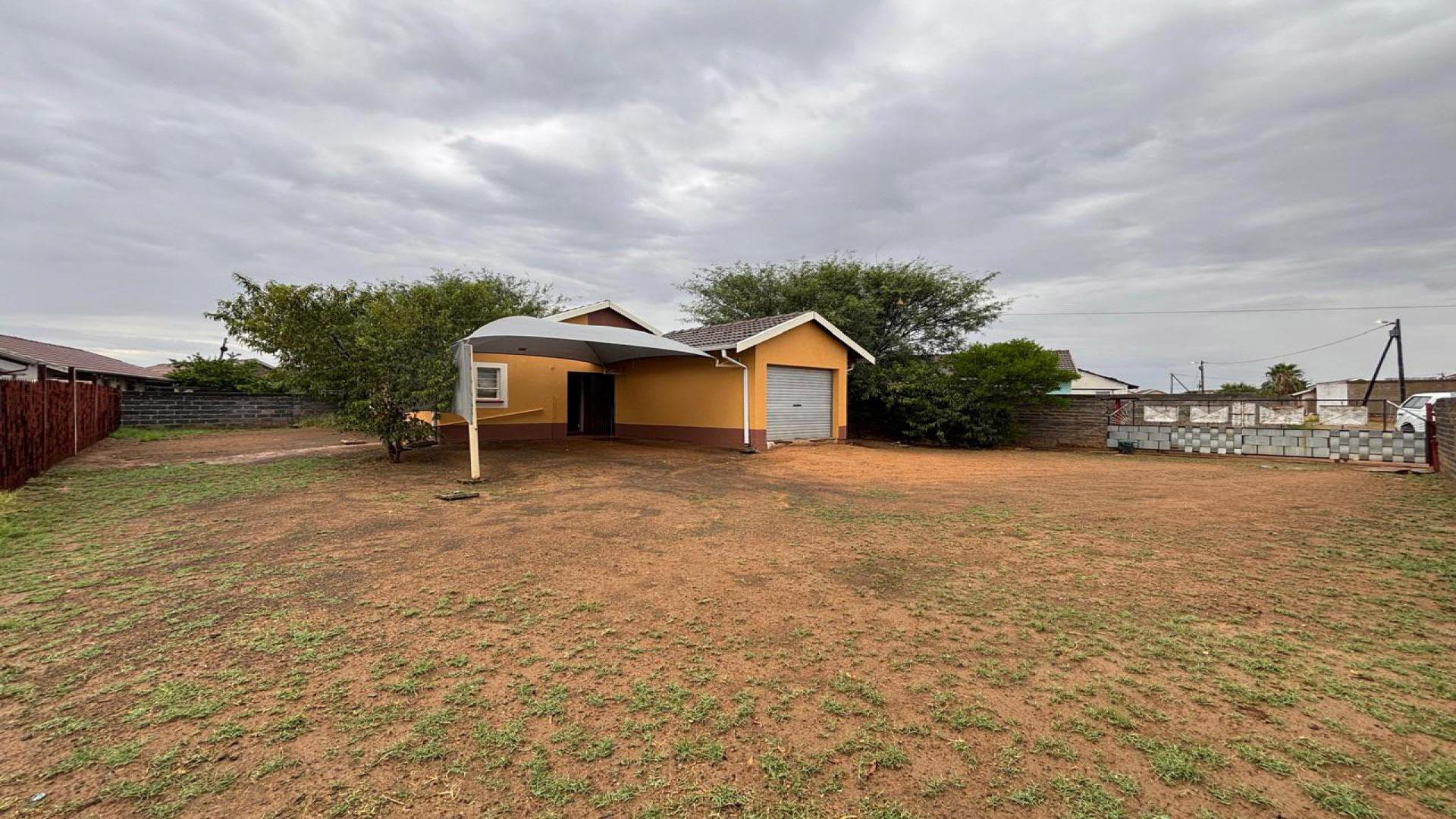 Front View of property in Roodepan