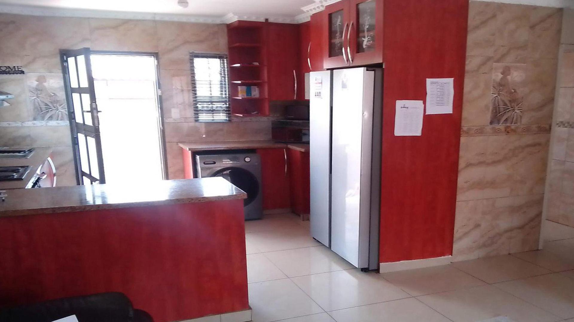 Kitchen of property in Alveda