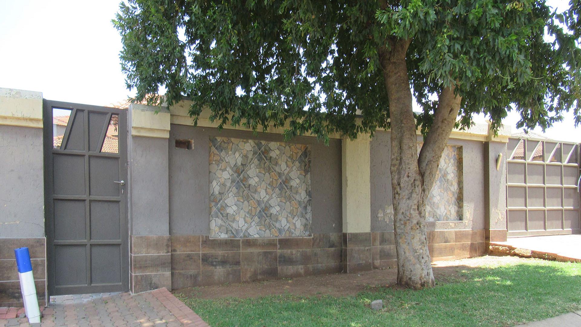 Front View of property in Alveda