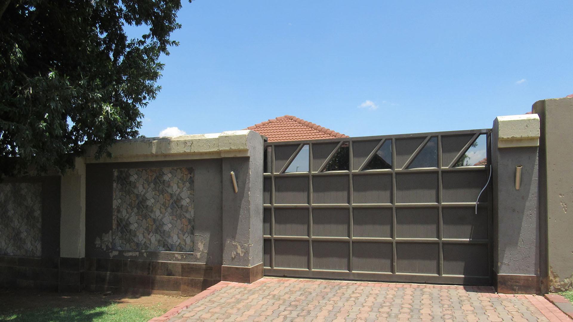 Front View of property in Alveda