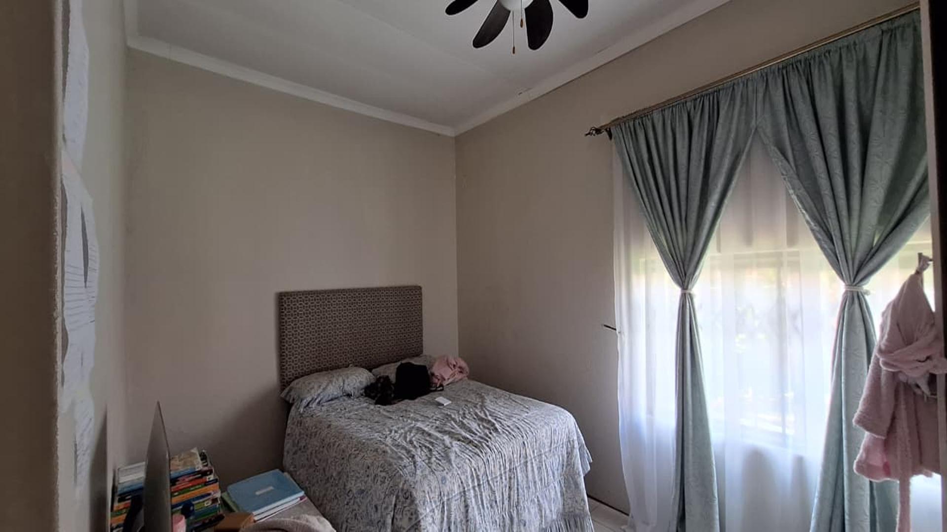 Bed Room 1 - 16 square meters of property in New Redruth