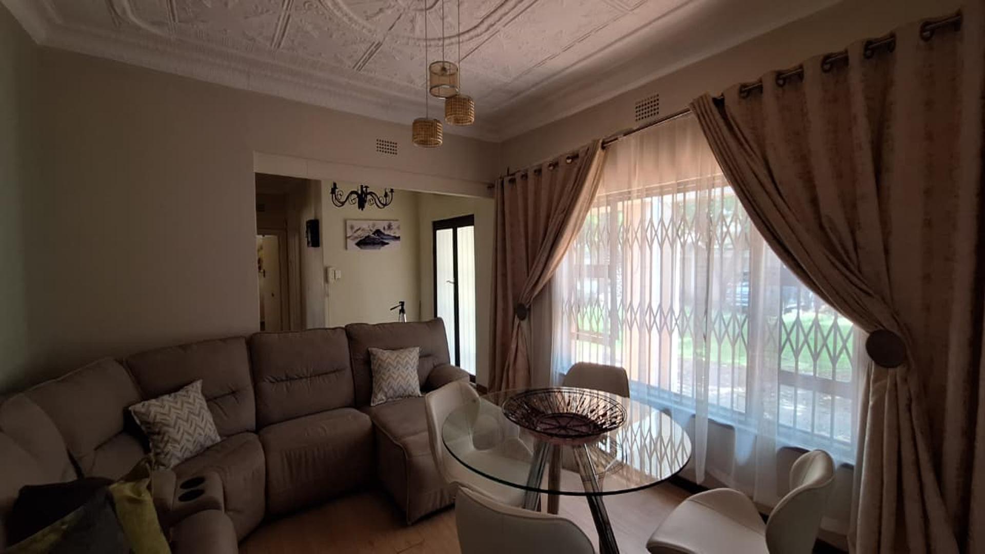 Lounges - 20 square meters of property in New Redruth