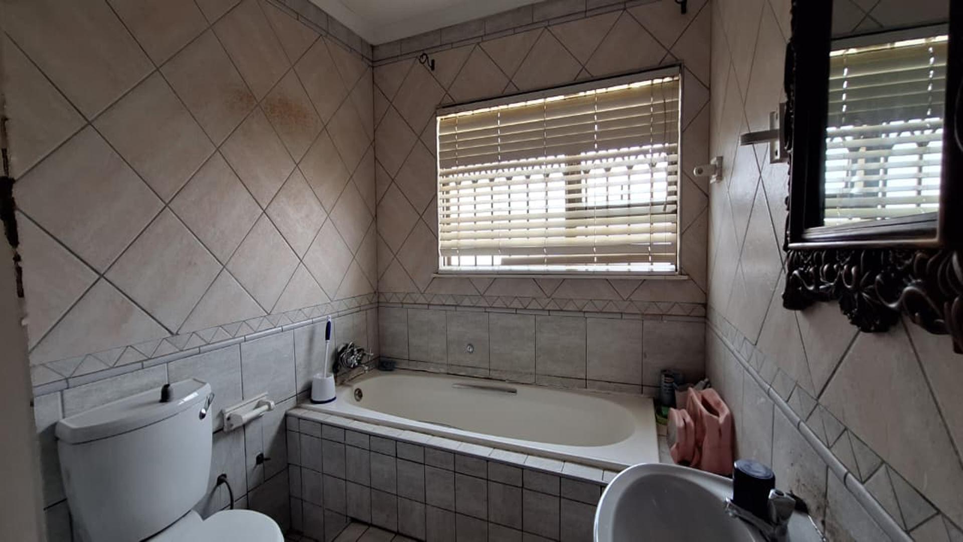 Bathroom 2 - 8 square meters of property in New Redruth