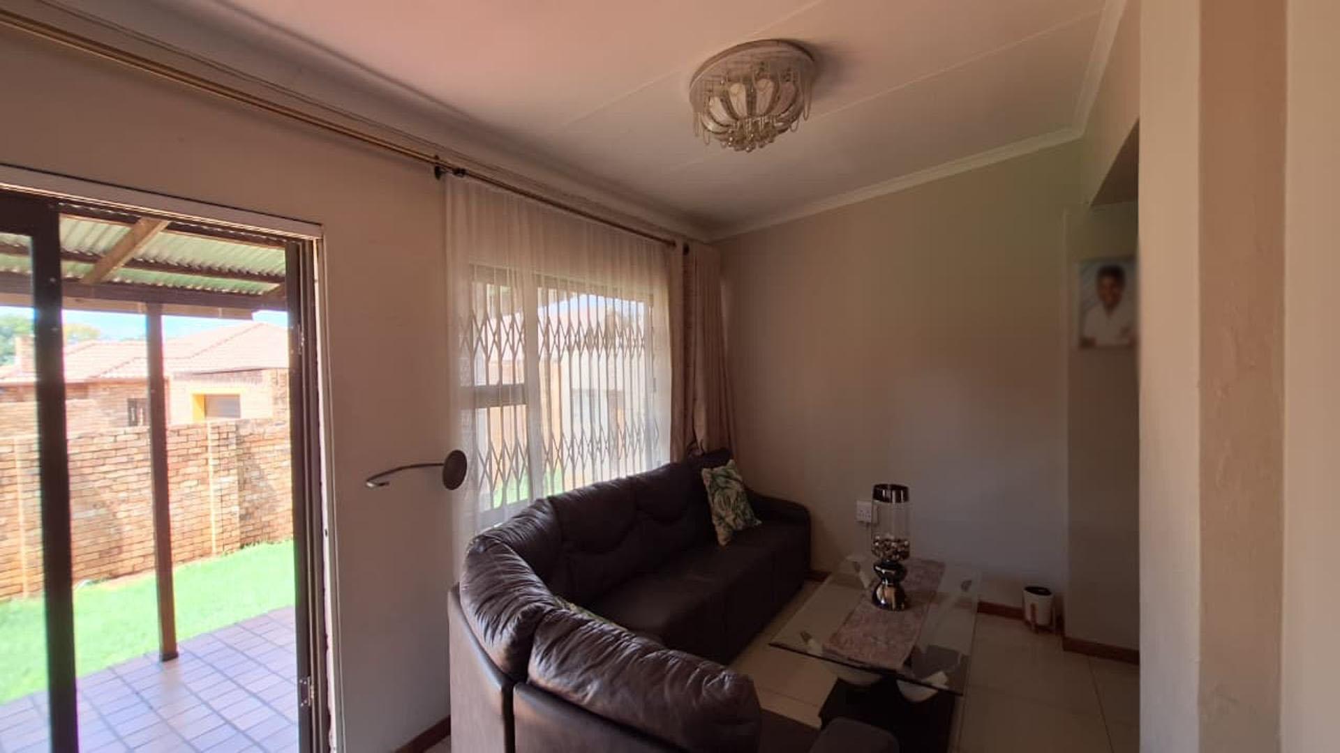 Informal Lounge - 22 square meters of property in New Redruth