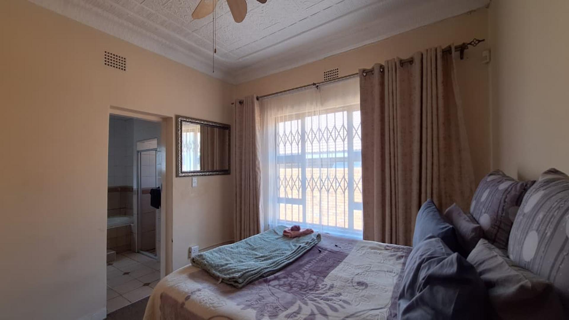 Main Bedroom - 17 square meters of property in New Redruth