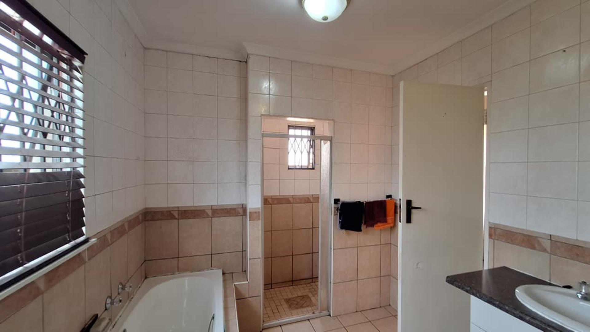 Main Bathroom - 13 square meters of property in New Redruth